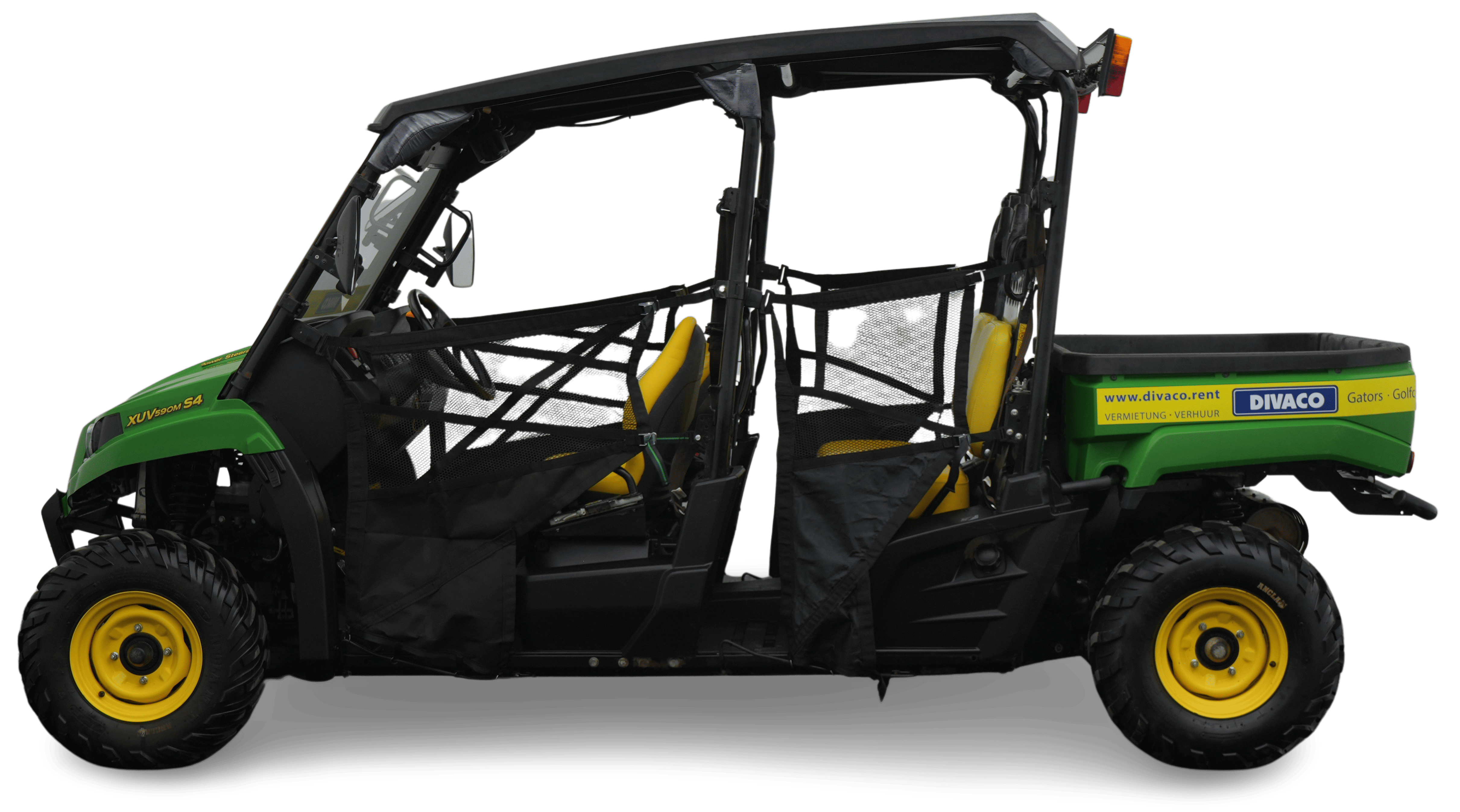 John Deere Gator 4x4 op brandstof met nummerplaat en trekhaak op werf – gator-huren.be