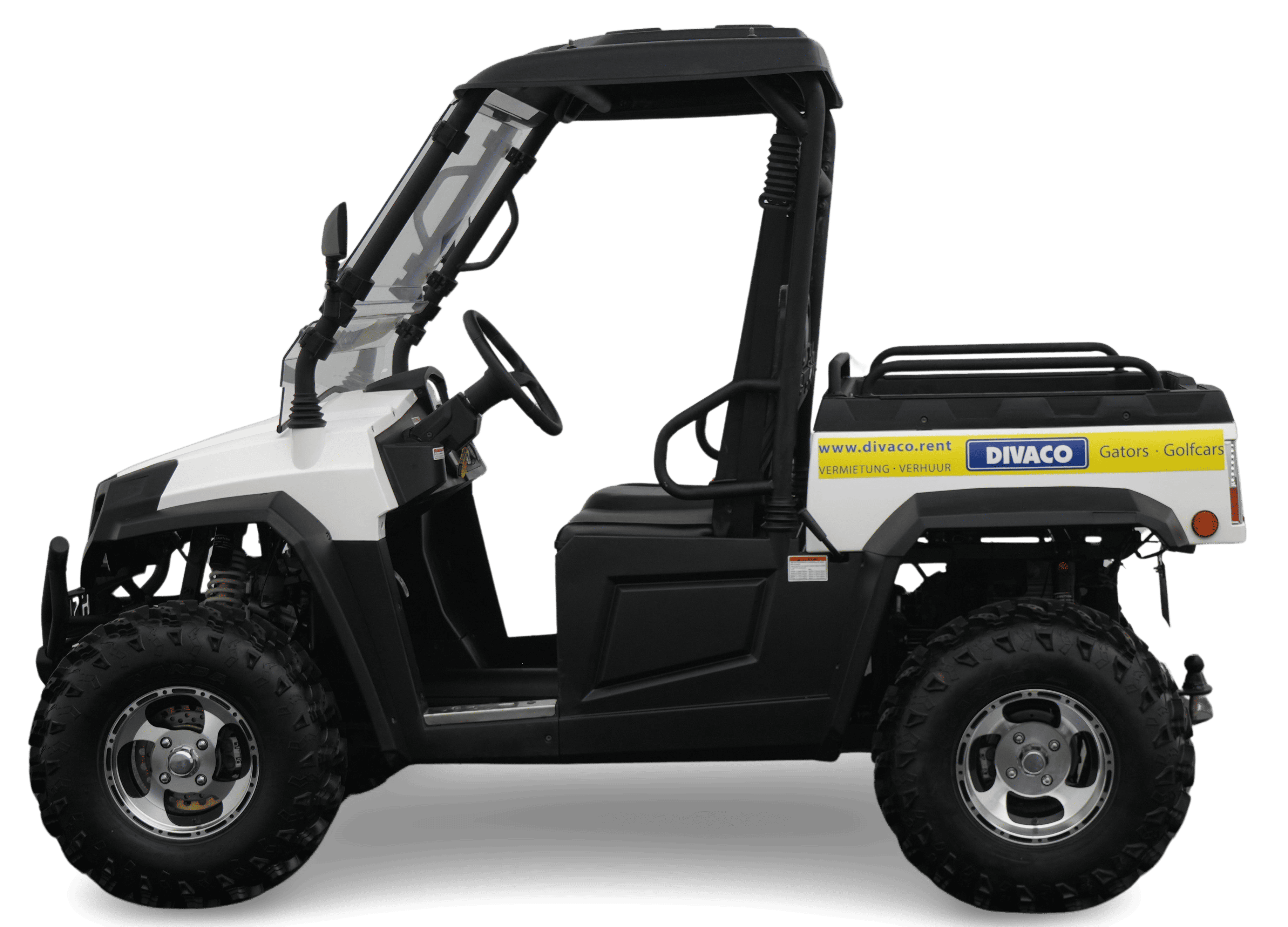 Elektrische 4x4 offroad Gator met laadbak en voorruit op een werf – gator-huren.be